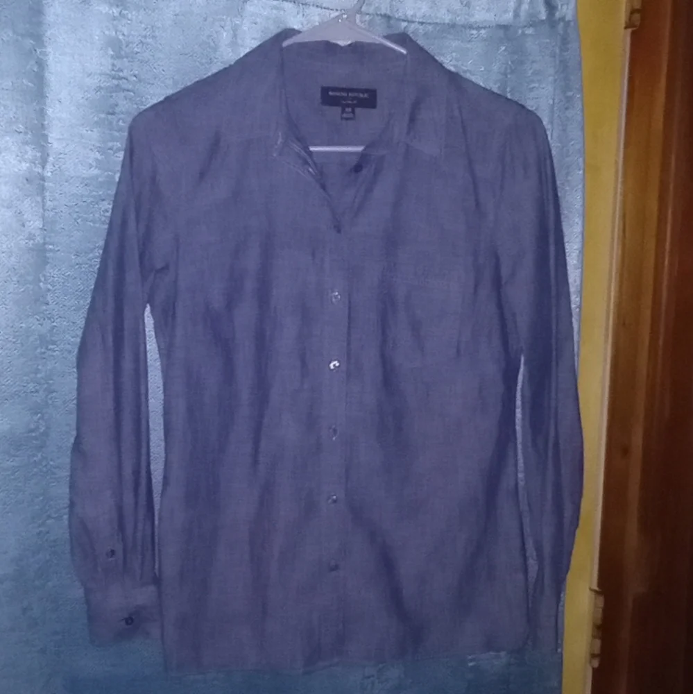 (XS) BANANA REPUBLIC Classic Fit Faux Denim Button Down - Picture 1 of 5